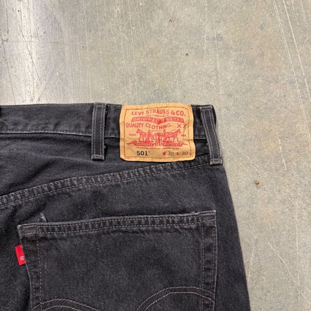 Vintage Levis 501 Mens Black Jeans Straight Leg Button Fly Denim 38x30 - Picture 3 of 7
